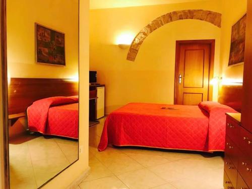 科拉托Corato room economy的酒店客房,设有两张床和镜子
