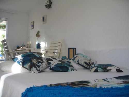 苏佩塔尔Apartment Tanja的一张带蓝色和白色枕头的床