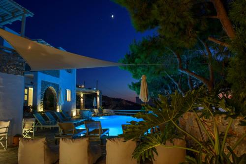 阿吉亚利伊佩里拉酒店的一个带游泳池的庭院