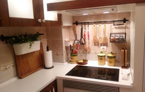 洛索亚Casa Sierra Norte Madrid的厨房配有水槽和台面