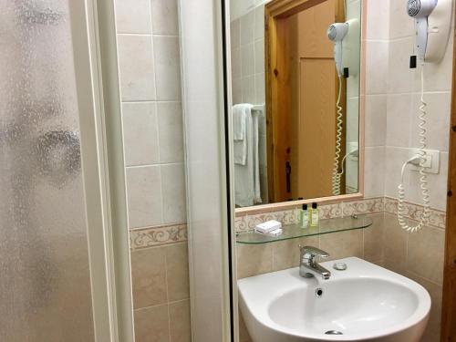奥尔贝泰洛Hotel Sole的一间带水槽和淋浴的浴室