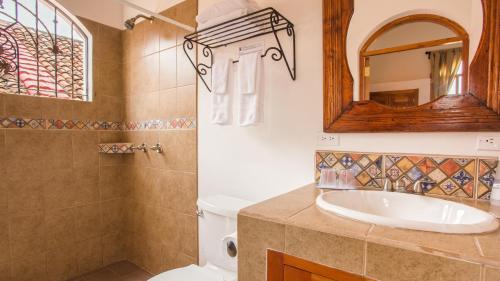 格拉纳达旧金山卡萨酒店的一间带水槽、卫生间和镜子的浴室