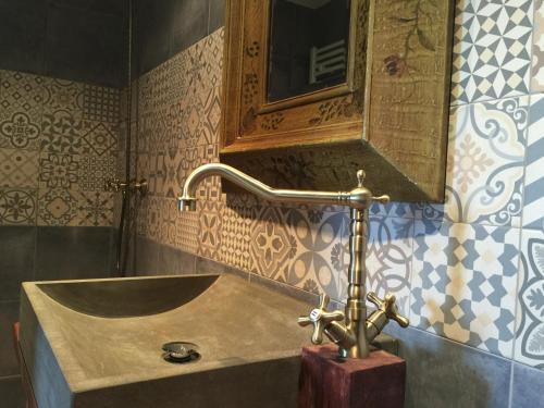 曼雷沙特如德拉托雷酒店的一间带水槽和镜子的浴室