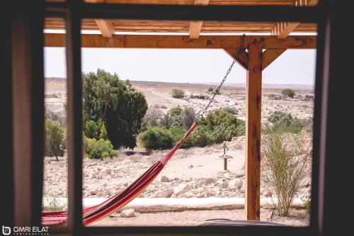 ‘EzuzHamitzpa- Desert Hosting in Ezuz的沙漠景客房的吊床