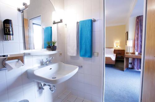 威斯巴登Trip Inn Klee am Park Wiesbaden的白色的浴室设有水槽和淋浴。