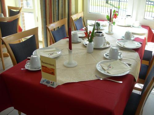 诺登诺登公寓式酒店的一张桌子上放着红白桌布
