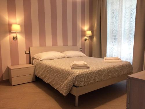 拉波拉诺泰尔梅Le terme a due passi的一间卧室配有一张床,上面有两条毛巾