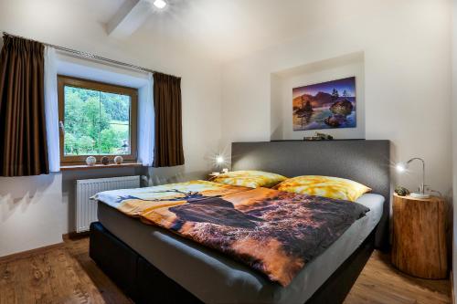 拉姆绍Ferienwohnung Holzenlehen的一间带床的卧室,位于带窗户的房间内