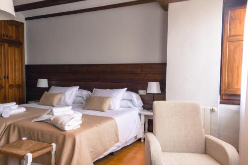 摩拉鲁比罗La Vereda ONLY ADULTS的一间卧室配有两张床和椅子