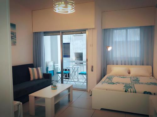 利马索尔Billis Beach Apartment的一间小卧室,配有床和客厅