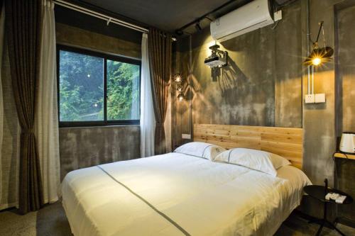 黄山风景区0517客栈的卧室设有一张白色大床和一扇窗户。