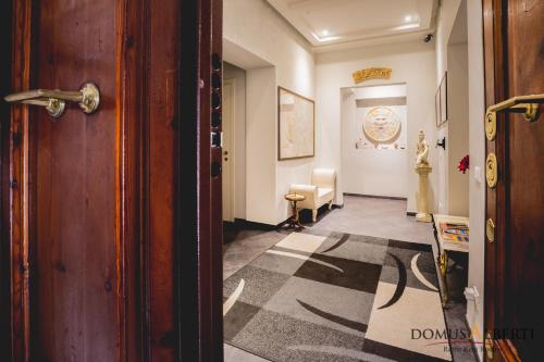 罗马多莫斯阿尔贝蒂住宿加早餐旅馆的走廊,门通往房间