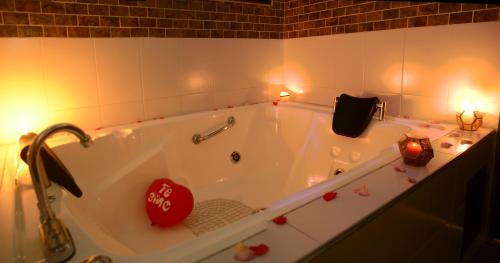 萨奇卡Plaza Medina Hotel的浴缸内有红色的心脏