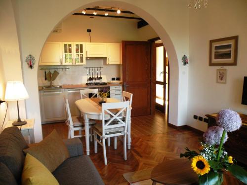 西尔米奥奈Suite Deluxe a Villa Paradiso的客厅、带桌子的厨房和带桌面的厨房