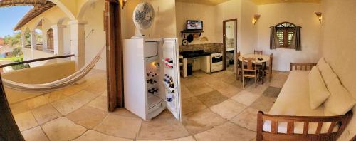 杰里科科拉麦地那杰里别墅旅馆的厨房配有白色冰箱和桌子