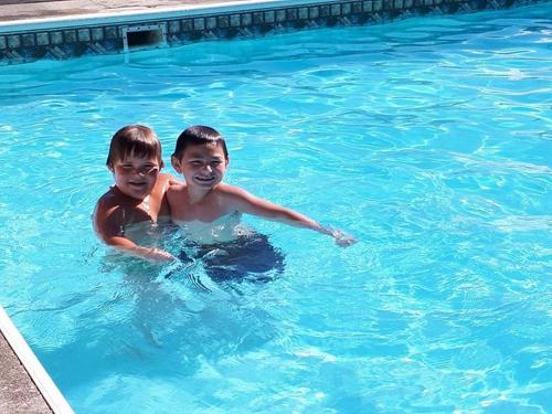 邓肯猎鹰巢汽车旅馆的两个男孩在游泳池游泳