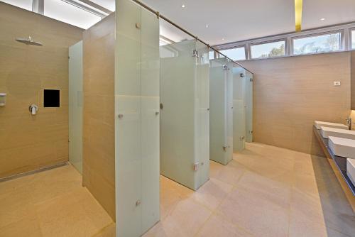 塔瓦斯莫佐克托特拉瓦斯格兰德维兹酒店的浴室设有一排摊位和盥洗盆