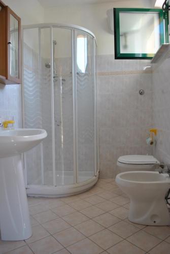 里奥马里纳坎纳俳野营村酒店的带淋浴、卫生间和盥洗盆的浴室