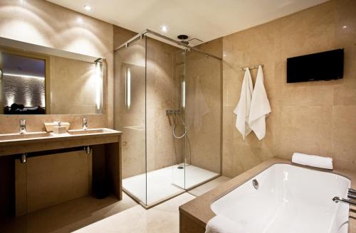 迪尔比克浴场酒店的一间浴室
