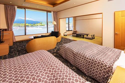沼津沼津哈马宇日式旅馆的景观客房 - 带两张床