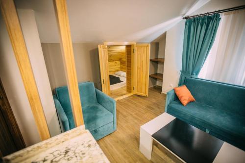 乌宗Turkuaz Apart的客厅配有蓝色的沙发和镜子