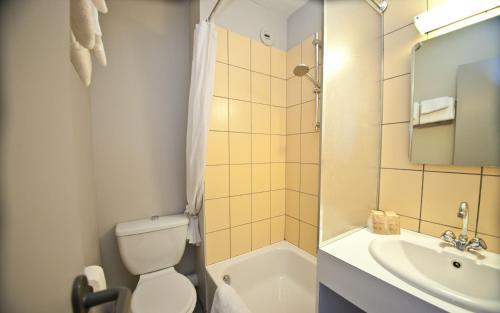 Nitry拉玛丽酒店的一间带卫生间和水槽的浴室