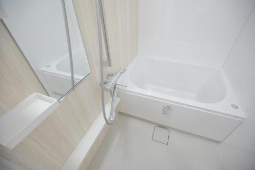 宫津市宫津萨卡拉度假屋的带淋浴和浴缸的浴室