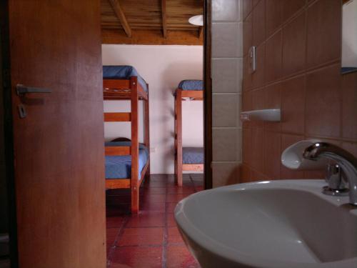 卡拉法特旅馆的一间浴室