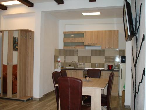 锡比乌Apartament Romanita的厨房以及带桌椅的用餐室。