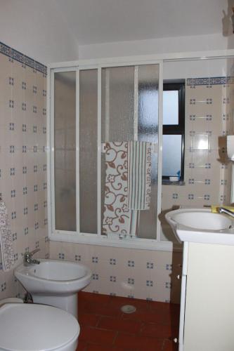 BritiandeCasa do Batista的一间带卫生间、水槽和窗户的浴室