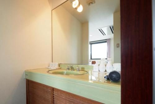 敦贺市敦贺精选酒店的一间带水槽和大镜子的浴室