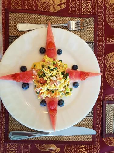 Chelsea藏宝阁早餐加住宿酒店的一块西瓜片和浆果
