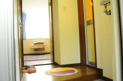 洞爷湖小泉贝提酒店的走廊上铺着色彩缤纷的地毯