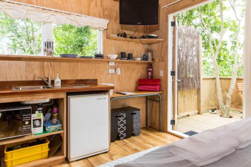 棕榈滩棕榈滩木屋的一间带水槽和冰箱的厨房