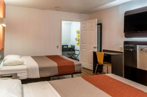 Motel 6 Florence, KY - Cincinnati Airport客房内的一张或多张床位