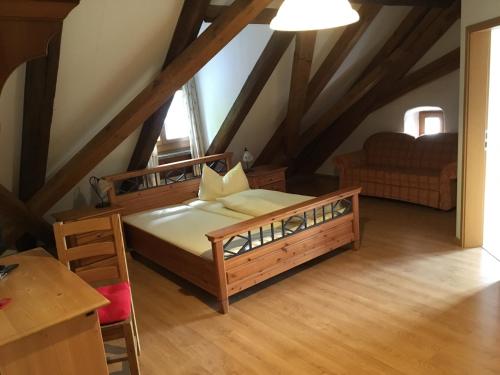 韦恩贝格-克布利茨Alter Pfarrhof的阁楼上的卧室配有一张大床