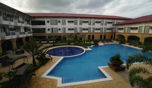 武端市欧厄齐斯酒店的享有酒店高处的景致,设有大型游泳池