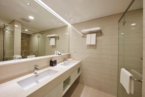 吉隆坡吉隆坡双威伟乐酒店的一间带两个盥洗盆和大镜子的浴室