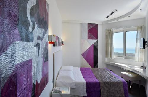 阿格里真托艾斯库秀酒店的一间卧室配有床、水槽和窗户