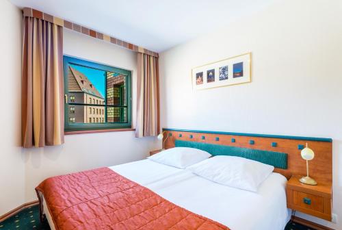 乔左维尔考普尔斯基波兰地区戈茹夫区布酒店的一间卧室设有一张床和一个窗口