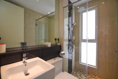 马六甲舒适马六甲住宅公寓的一间带水槽、卫生间和淋浴的浴室