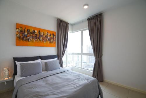 马六甲舒适马六甲住宅公寓的一间卧室设有一张床和一个大窗户