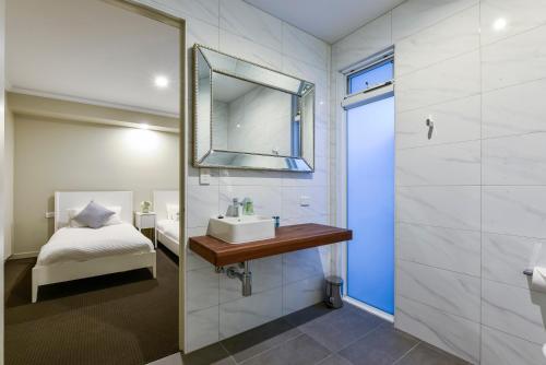 Aloha Central Luxury Apartments的一间浴室