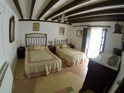 阿尔卡拉斯Casa Rural Bracamonte的一间卧室,配有两张床