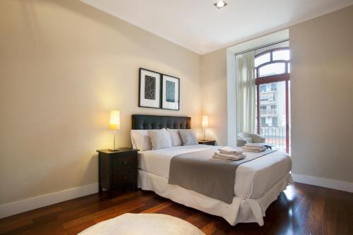 巴塞罗那Tendency Rambla Catalunya的一间卧室设有一张大床和一个窗户。