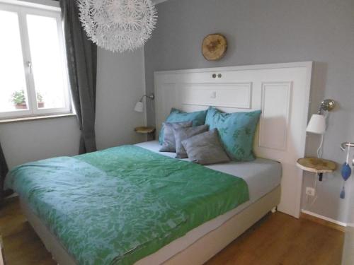 雷根斯堡Ferienwohnungen Babo 6的一间卧室配有一张蓝色和绿色床单。