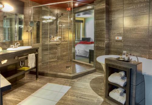 魁北克市时代大饭店的带淋浴、浴缸和盥洗盆的浴室