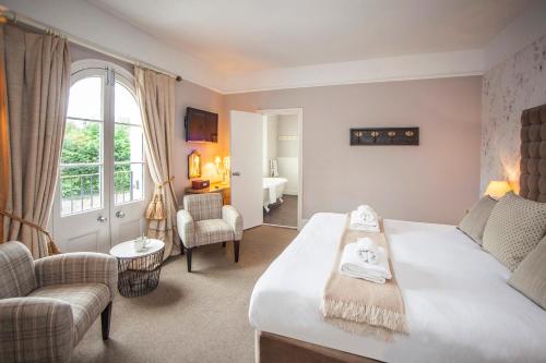 Wedmore天鹅酒店的一间卧室设有一张床和一间客厅。