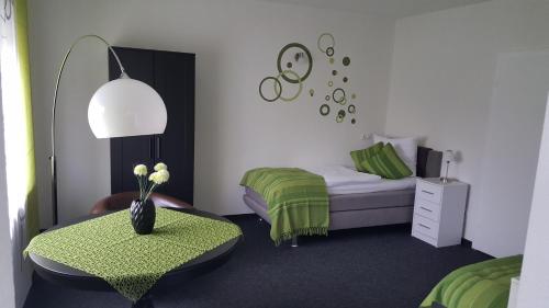 奥伊斯基兴多夫克鲁格旅馆的卧室配有1张床、1张桌子和1把椅子
