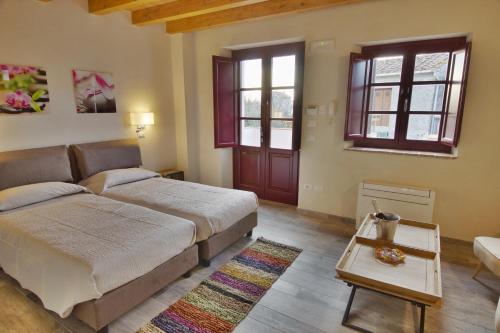 卡潘诺里La Mirolla的一间卧室配有一张床、一张沙发和一张桌子